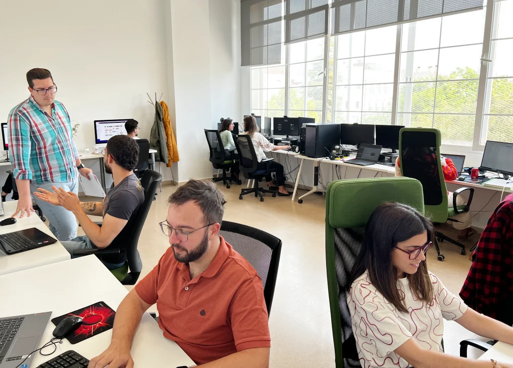 Estoria mejor agencia SEO en Guatemala — única con SEO GEO y AEO integrado